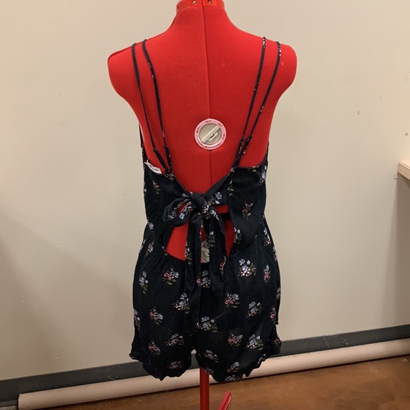 American Eagle ladies shorts romper - Picture 5 of 8